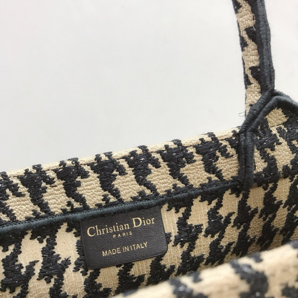 medium D*or book tote