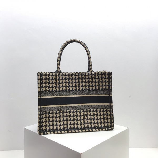 medium D*or book tote