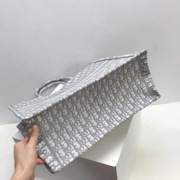 large D*or book tote