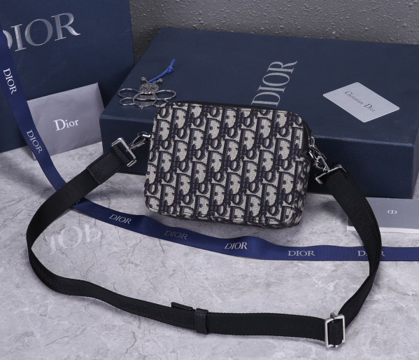 D*or pouch with shoulder strap