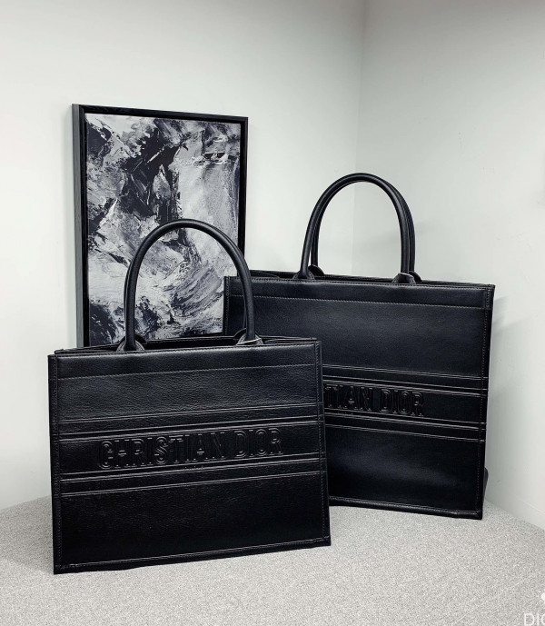 medium D*or book tote