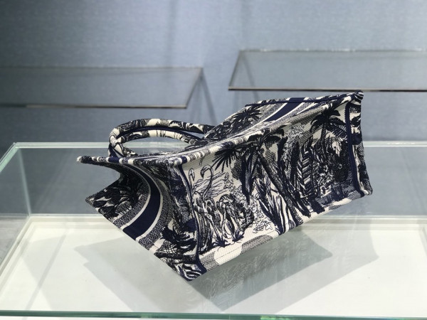 medium D*or book tote