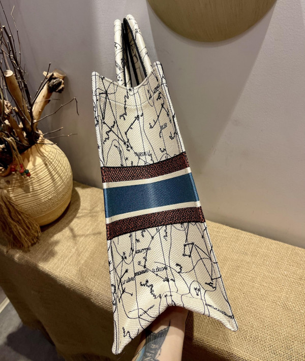 large D*or book tote