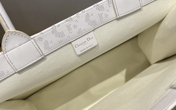 large D*or book tote