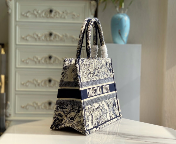 medium D*or book tote