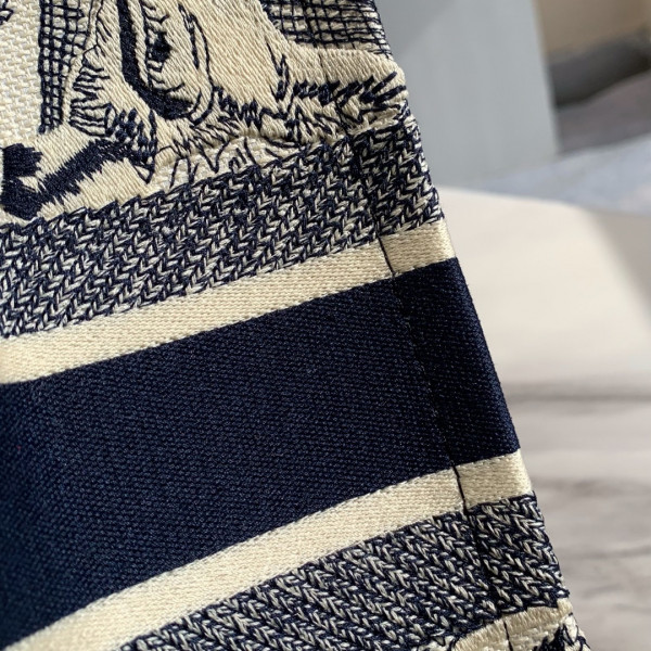 medium D*or book tote