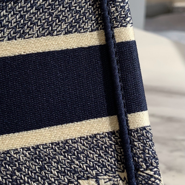 medium D*or book tote