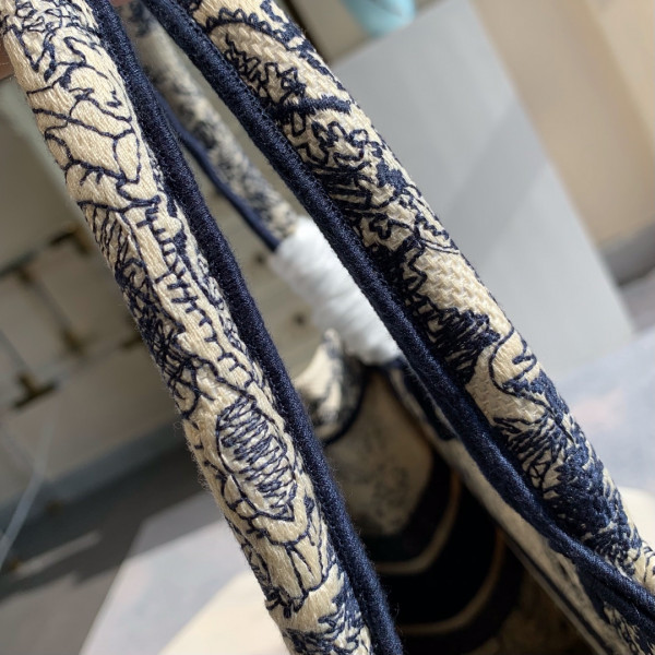 medium D*or book tote