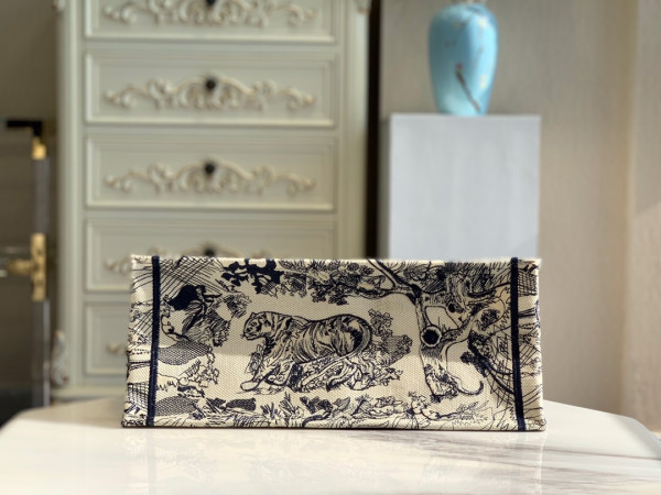 large D*or book tote