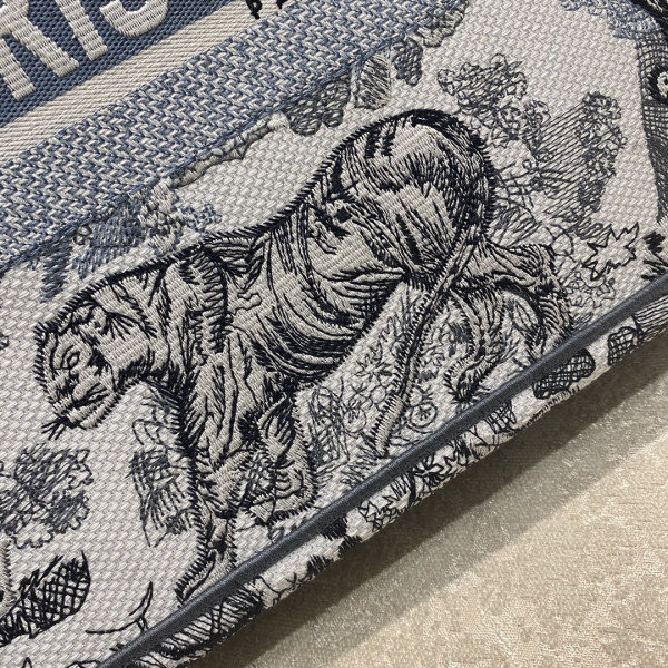 medium D*or book tote