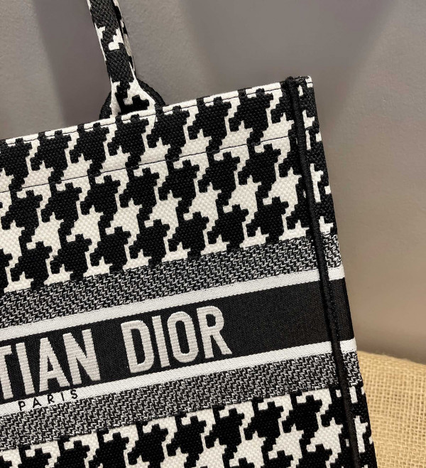 medium D*or book tote