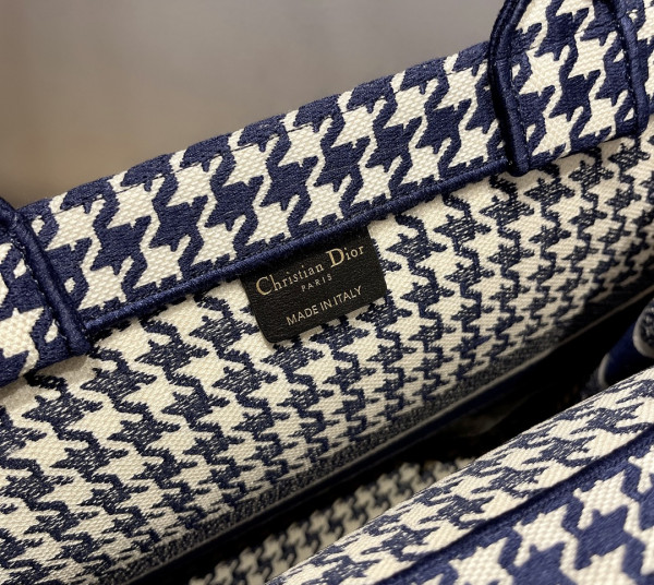 large D*or book tote