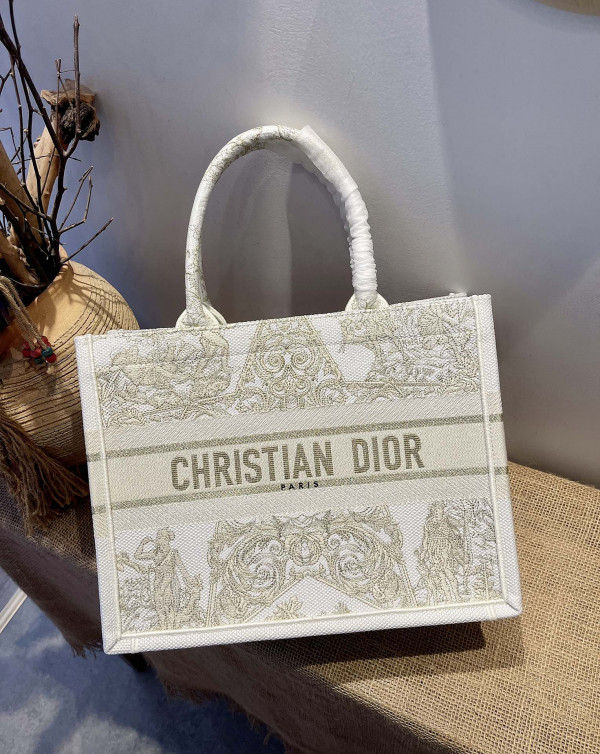 medium D*or book tote