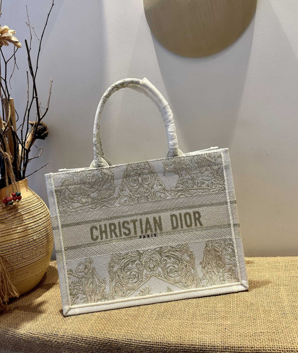 medium D*or book tote