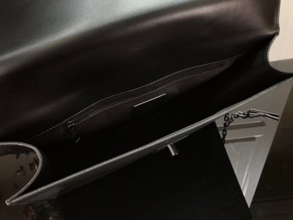 l**is V*t*n robusto briefcase