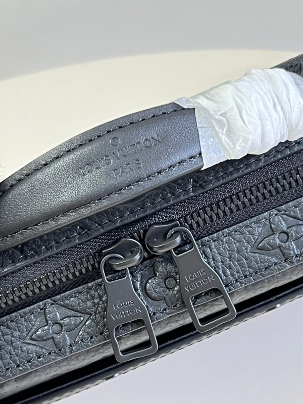 l**is V*t*n handle soft trunk