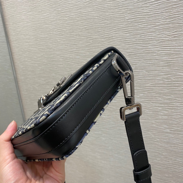 D*or messenger pouch