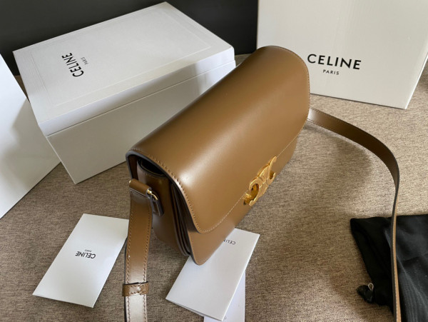 Ce**e classique triomphe bag