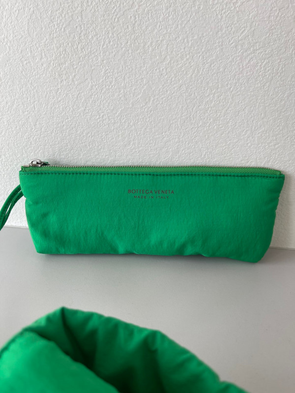 Bo*te*ga ve*ne*ta padded tech cassette