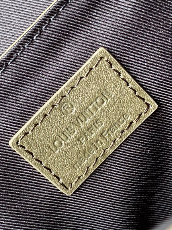 l**is V*t*n trunk slingbag