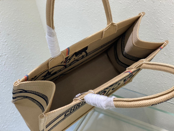 medium D*or book tote