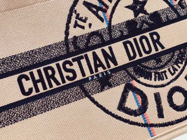 medium D*or book tote