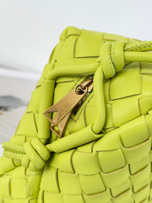 Bo*te*ga ve*ne*ta small loop camera bag