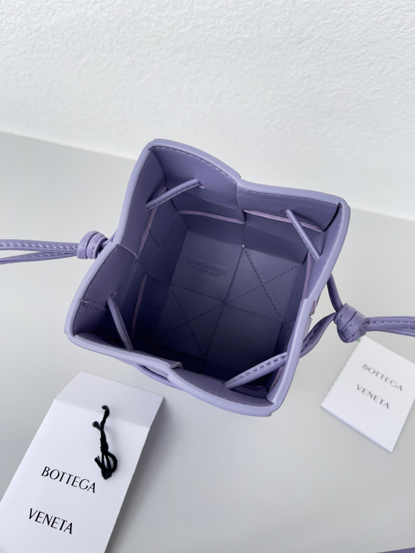 Bo*te*ga ve*ne*ta mini cassette bucket bag