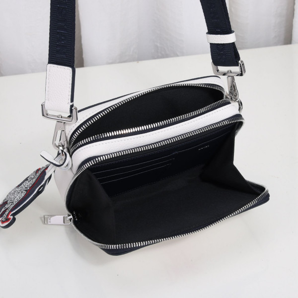 D*or and shawn messenger pouch