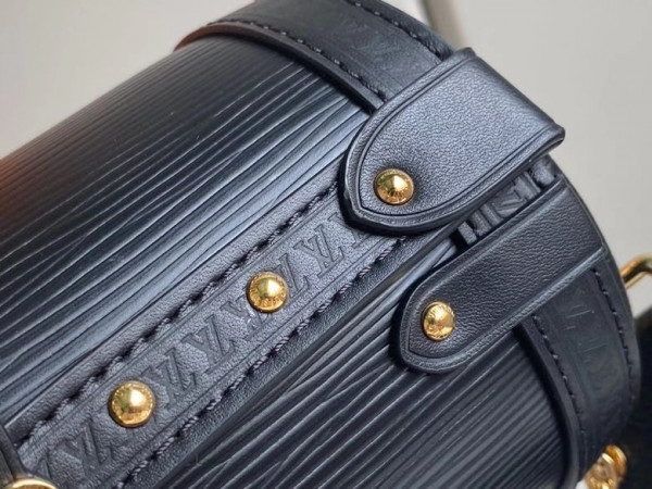 l**is V*t*n papillon trunk