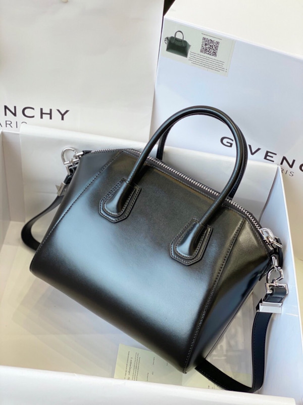GIVENCHY ANTIGONA MINI/SMALL/MEDIUM IN SMOOTH LEATHER