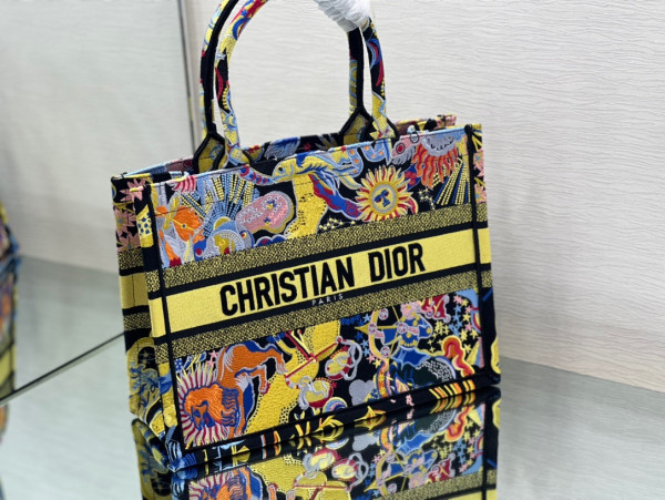 medium D*or book tote
