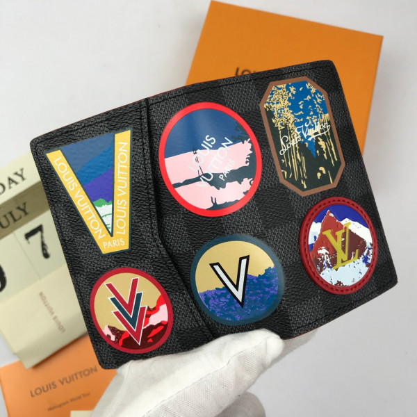 l**is V*t*n passport cover