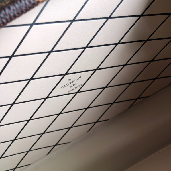 l**is V*t*n petite malle