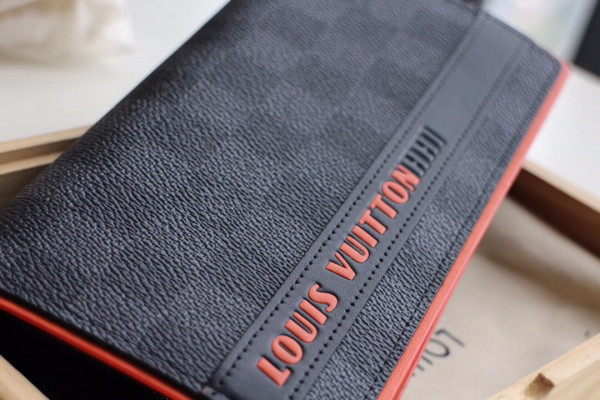 l**is V*t*n brazza wallet