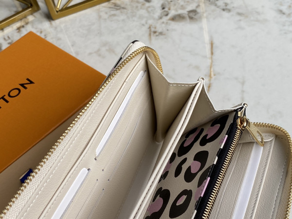 l**is V*t*n zippy wallet