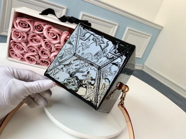 l**is V*t*n bleecker box