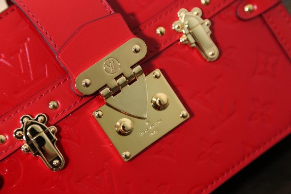 l**is V*t*n trunk clutch