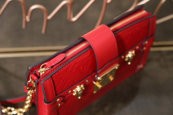 l**is V*t*n trunk clutch