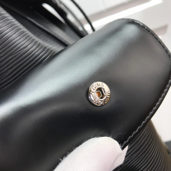 l**is V*t*n backpack