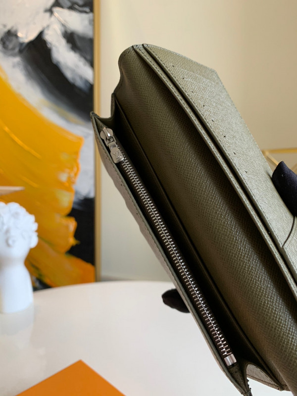 l**is V*t*n brazza wallet