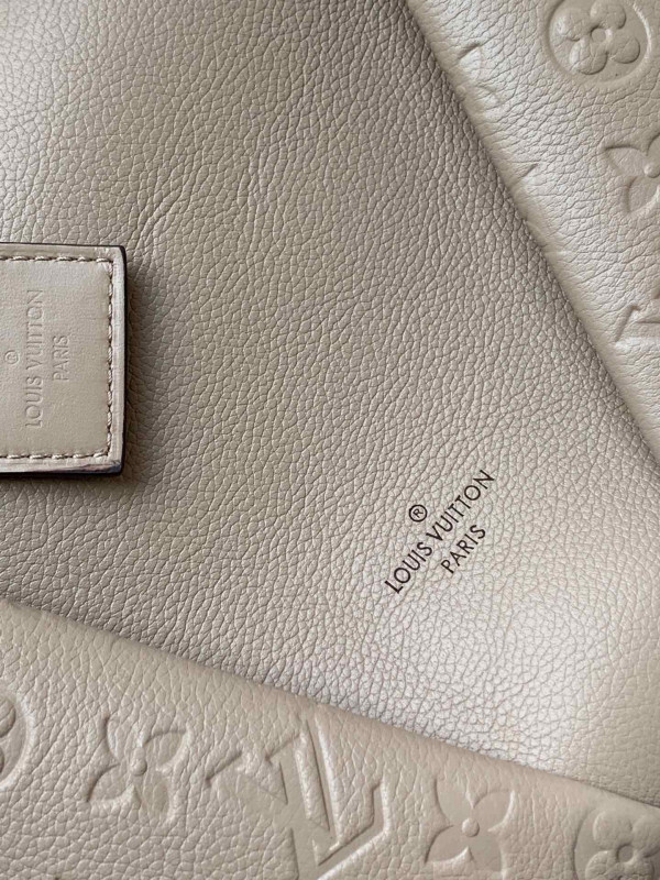 l**is V*t*n v tote mm