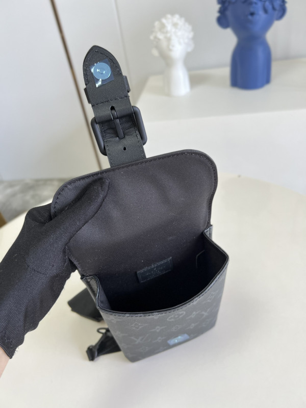 l**is V*t*n saumur slingbag