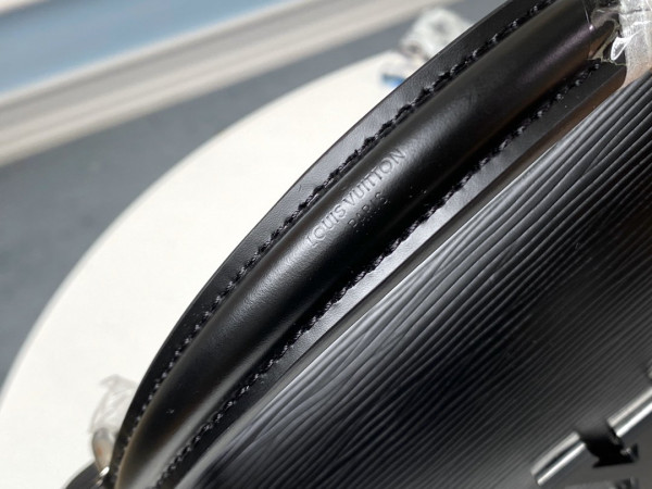 l**is V*t*n pochette grenelle