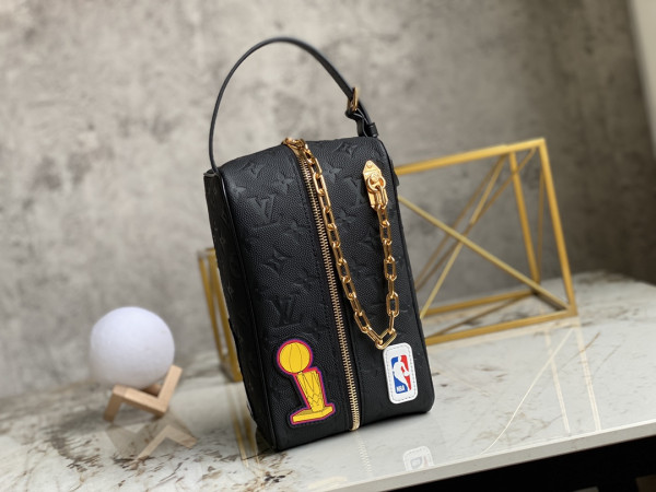 l**is V*t*n lvxnba cloakroom dopp kit