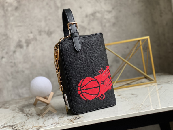 l**is V*t*n lvxnba cloakroom dopp kit