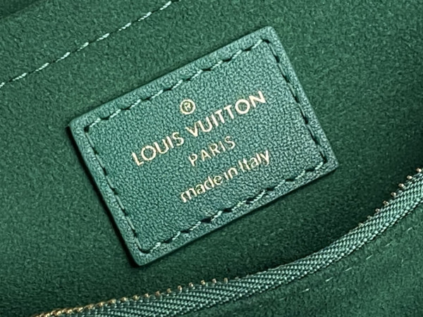 l**is V*t*n new wave chain bag