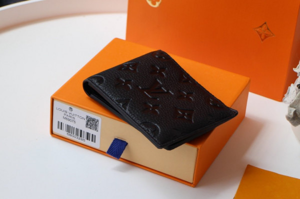 l**is V*t*n slender wallet