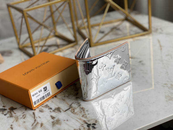 l**is V*t*n slender wallet