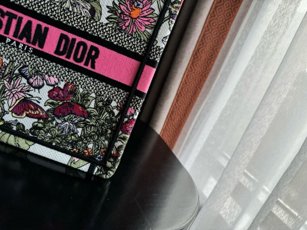 small D*or book tote